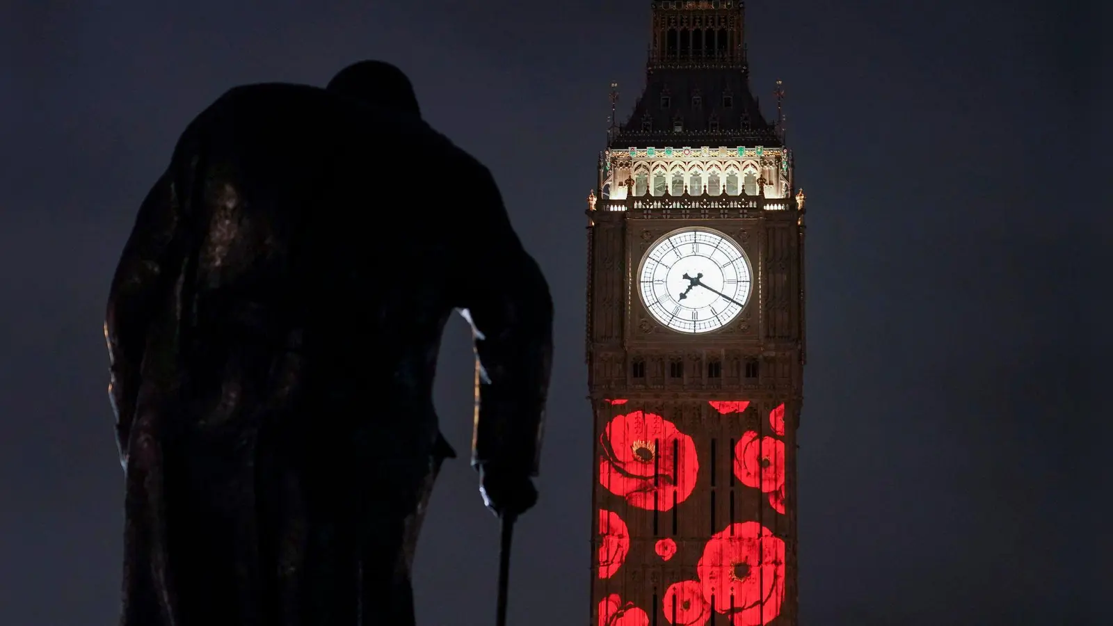 Auf den Elizabeth Tower, allgemein bekannt als Big Ben, werden anlässlich des 80. Jahrestages des Endes des Zweiten Weltkriegs rote Mohnblüten projeziert. (Foto: Alberto Pezzali/AP/dpa)