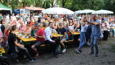 Tanzen und Schlemmen auf der Ziegenwiese – wie hier beim Festprogramm 2024 – kann man in diesem Jahr sogar an zwei Wochenenden im Juli. (Archivfoto: Robert Maurer)