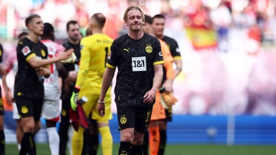 War nach der deutlichen Pleite in Leipzig mächtig bedient: Dortmunds Julian Brandt (M). (Foto: Jan Woitas/dpa)