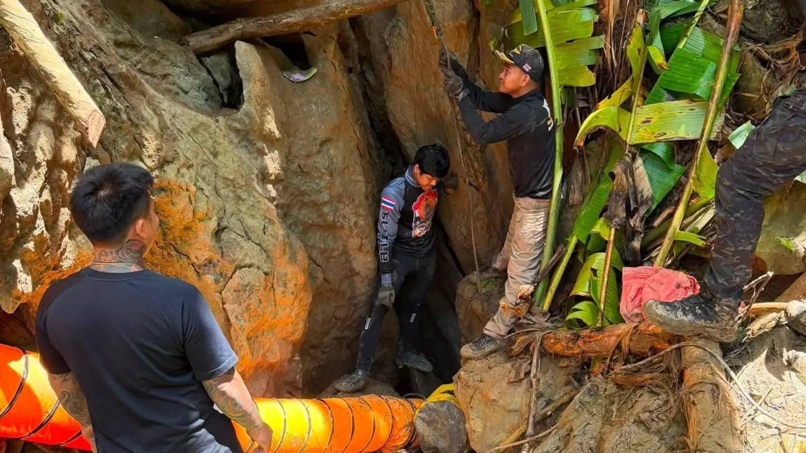 Der Zugang zu der Höhle ist extrem eng.  (Foto: Uncredited/Metta Tham Rescue Kalasin/AP/dpa)