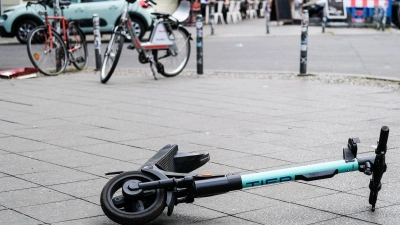 Umgekippte E-Roller mitten auf dem Geh- oder Fahrradweg können zu Unfällen führen. (Foto: Jens Kalaene/dpa-Zentralbild/dpa)
