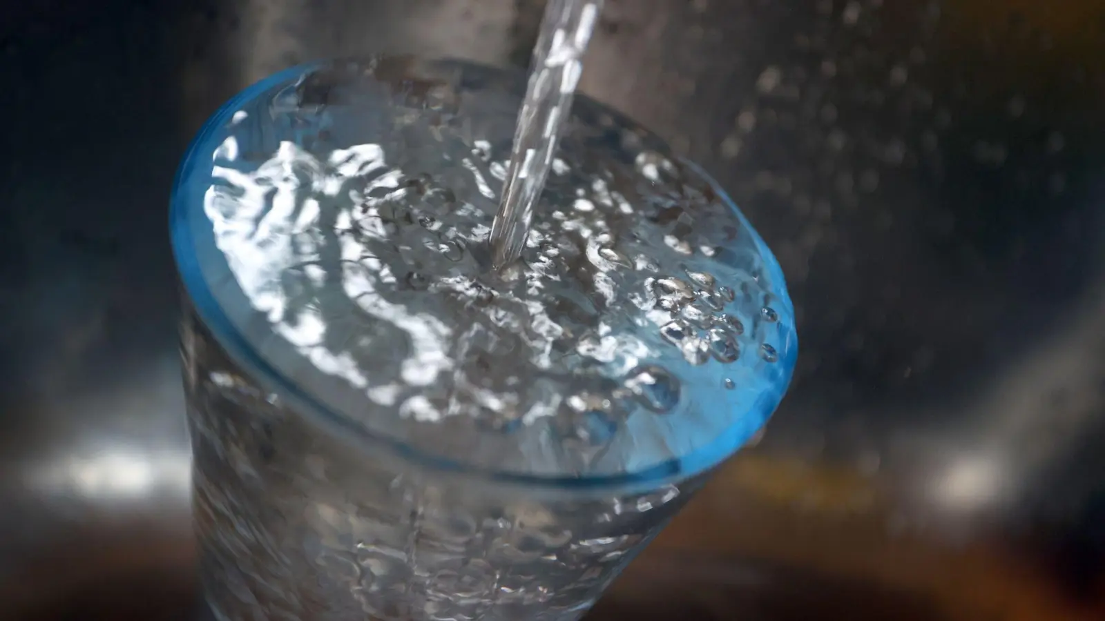 Leitungswasser fließt in ein Glas, das in einem Spülbecken steht. (Foto: Karl-Josef Hildenbrand/dpa/Symbolbild)
