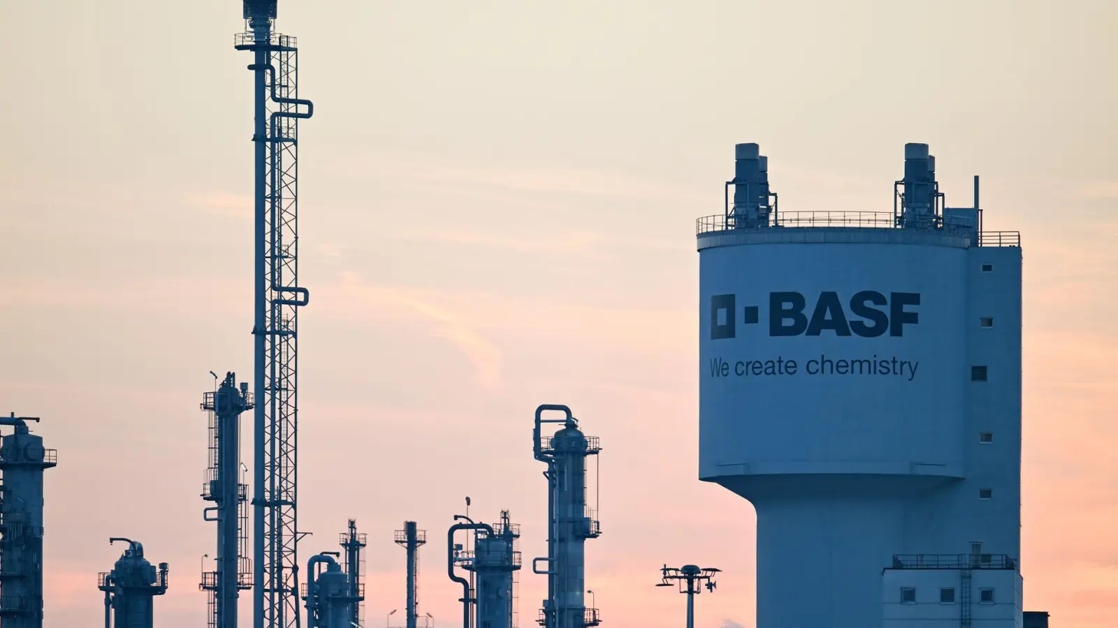 BASF hat trotz heftiger Kritik Milliarden in ein neues Werk in China investiert- (Archivbild) (Foto: Uwe Anspach/dpa)