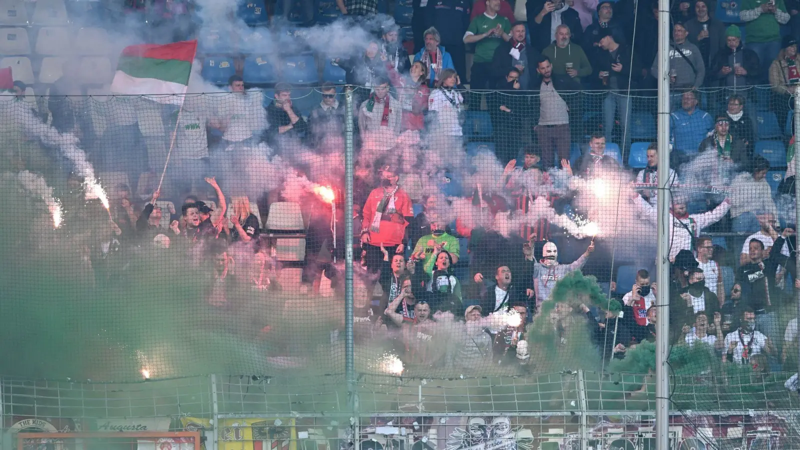 Die Augsburger Fans zünden Pyrotechnik. (Foto: David Inderlied/dpa/Archivbild)