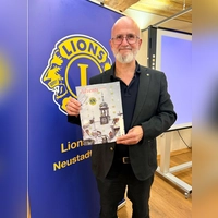 Lions-Präsident Jürgen Bräuninger präsentiert die 18. Auflage des Adventskalenders. (Foto: Florian Goßler)