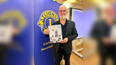 Lions-Präsident Jürgen Bräuninger präsentiert die 18. Auflage des Adventskalenders. (Foto: Florian Goßler)