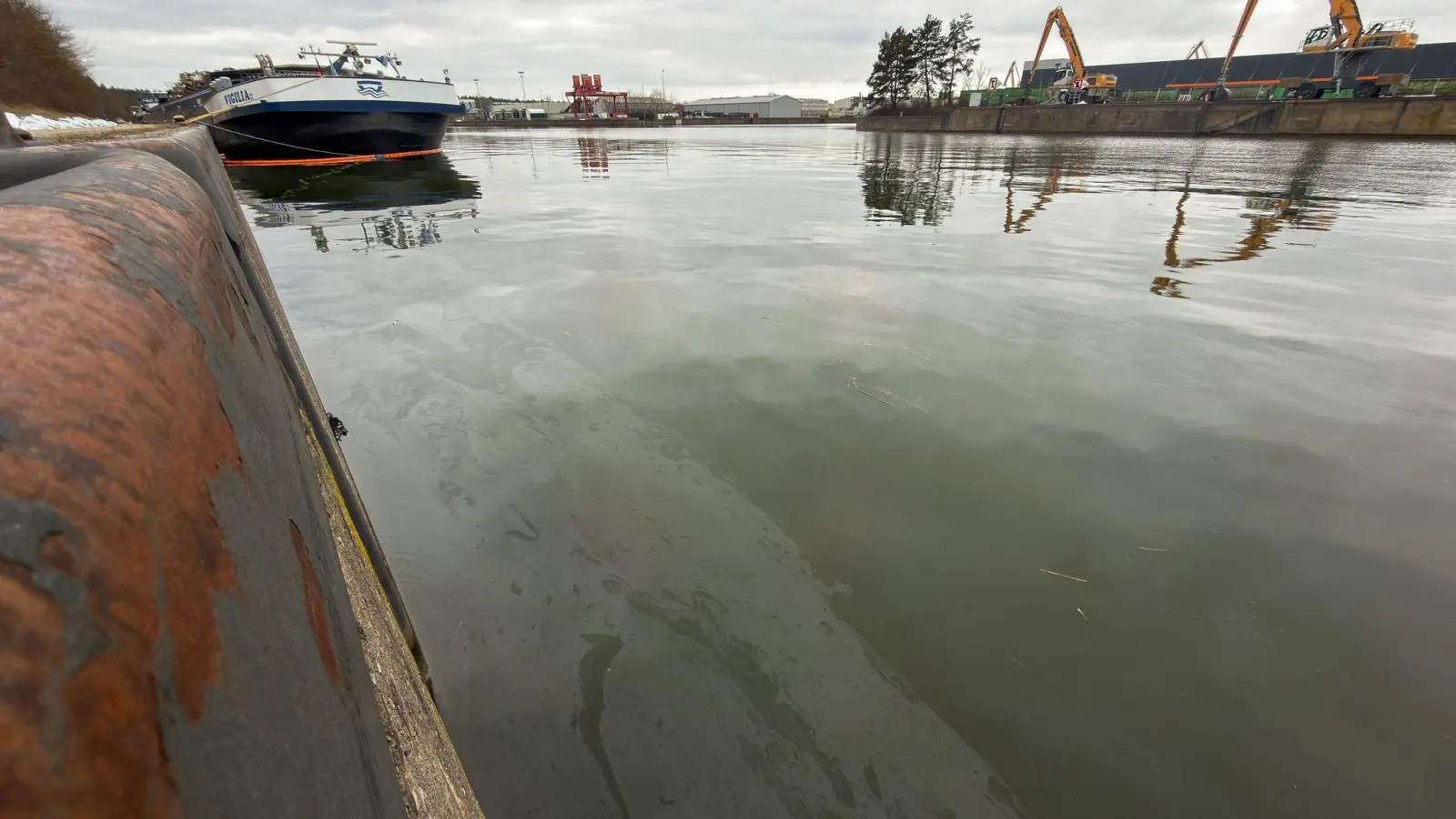 Das Öl ist vermutlich aus einer Buchse an der Antriebswelle ausgetreten.  (Foto: Daniel Löb/dpa)