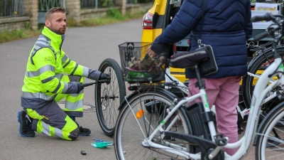 Platter Reifen oder Akku leer? Viele Automobilclubs helfen auch Radlern weiter – doch Umfang und Tarife unterscheiden sich. (Foto: Jan Woitas/dpa/dpa-tmn)