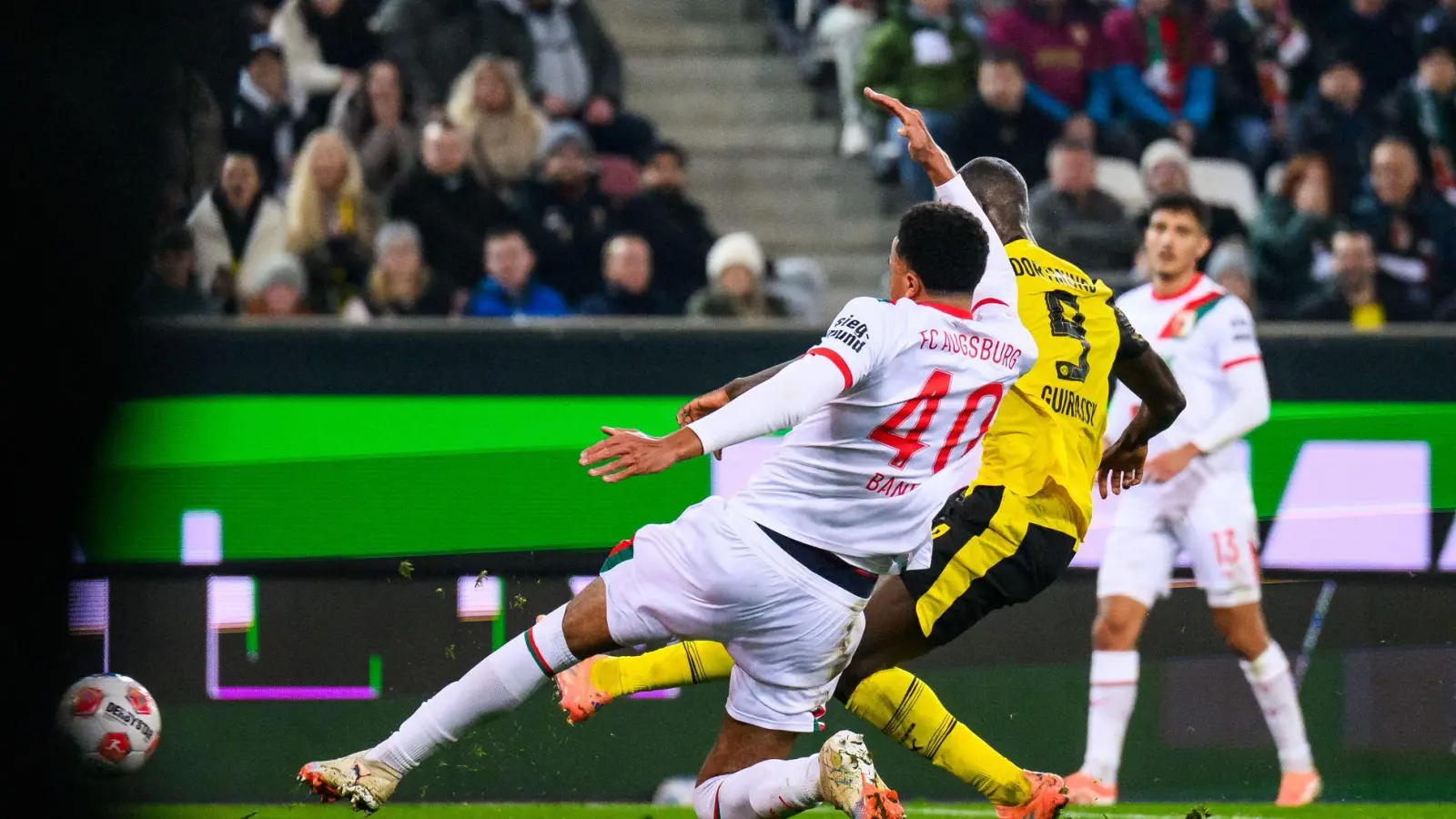 Serhou Guirassy (M) erzielt das 1:0 für Dortmund. (Foto: Tom Weller/dpa)