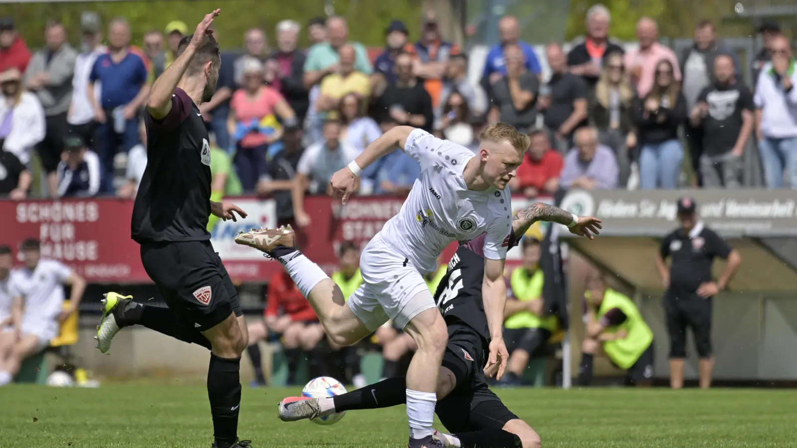 Ausgebremst: Die Ansbacher Offensivspieler (hier Niklas Seefried im weißen Trikot im Spiel gegen den TSV Buchbach) warten seit 420 Minuten auf einen Treffer. (Foto: Martin Rügner)
