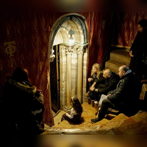 Christen sitzen auf den Stufen der Grotte unter der Basilika, dem angeblichen Geburtsort Jesu Christi, in der Geburtskirche in Bethlehem. (Foto: Erik Marmor/dpa)
