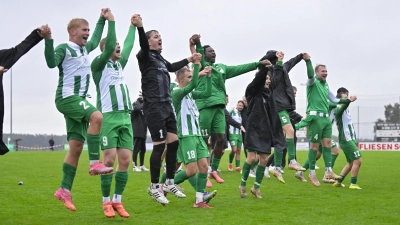 Die Burgoberbacher Spieler feiern den Kerwa-Sieg im Lokalderby gegen Neuses. (Foto: Martin Rügner)
