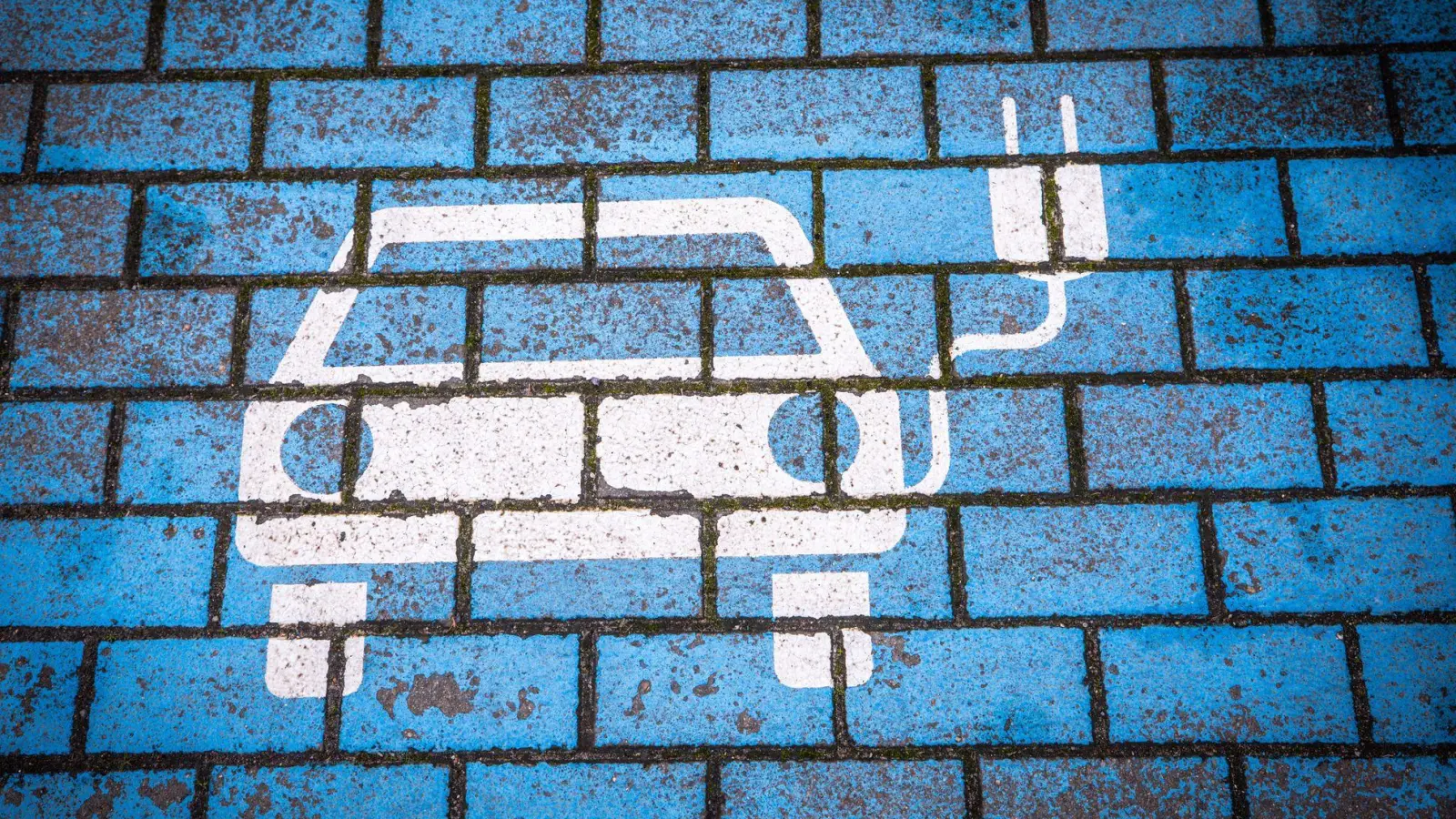 Auto mit Stecker: Die Zukunft des Autos könnte hauptsächlich elektrisch werden - doch worauf achten, wenn man schon heute klein anfangen will? (Foto: Jens Büttner/dpa/dpa-tmn)