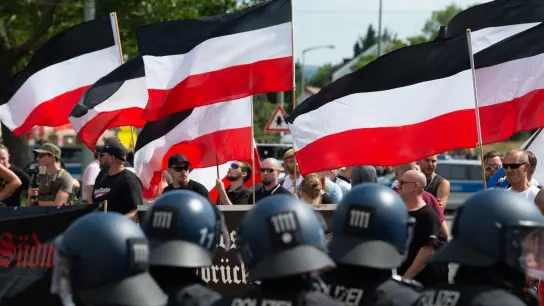 Anhänger der rechtsextremen Kleinstpartei „Die Rechte“ lassen bei einer Demonstration in Kassel ihre Fahnen wehen. (Foto: Swen Pförtner/dpa)