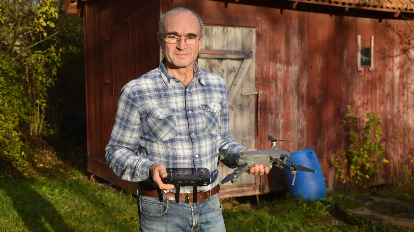 Dr. Wolfgang Kornder zeigt im Garten in Ulsenheim (Gemeinde Markt Nordheim) seine Drohne. Das Fluggerät und seine Wärmebildkamera haben schon so manchem Rehkitz das Leben gerettet. (Foto: Johannes Zimmermann)
