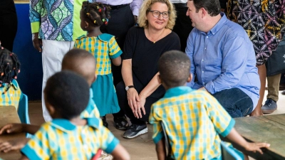 Bundesentwicklungsministerin Svenja Schulze und Bundesarbeitsminister Hubertus Heil besuchen eine Schule der Sunbeam Foundation in Ghana. (Foto: Christophe Gateau/dpa)