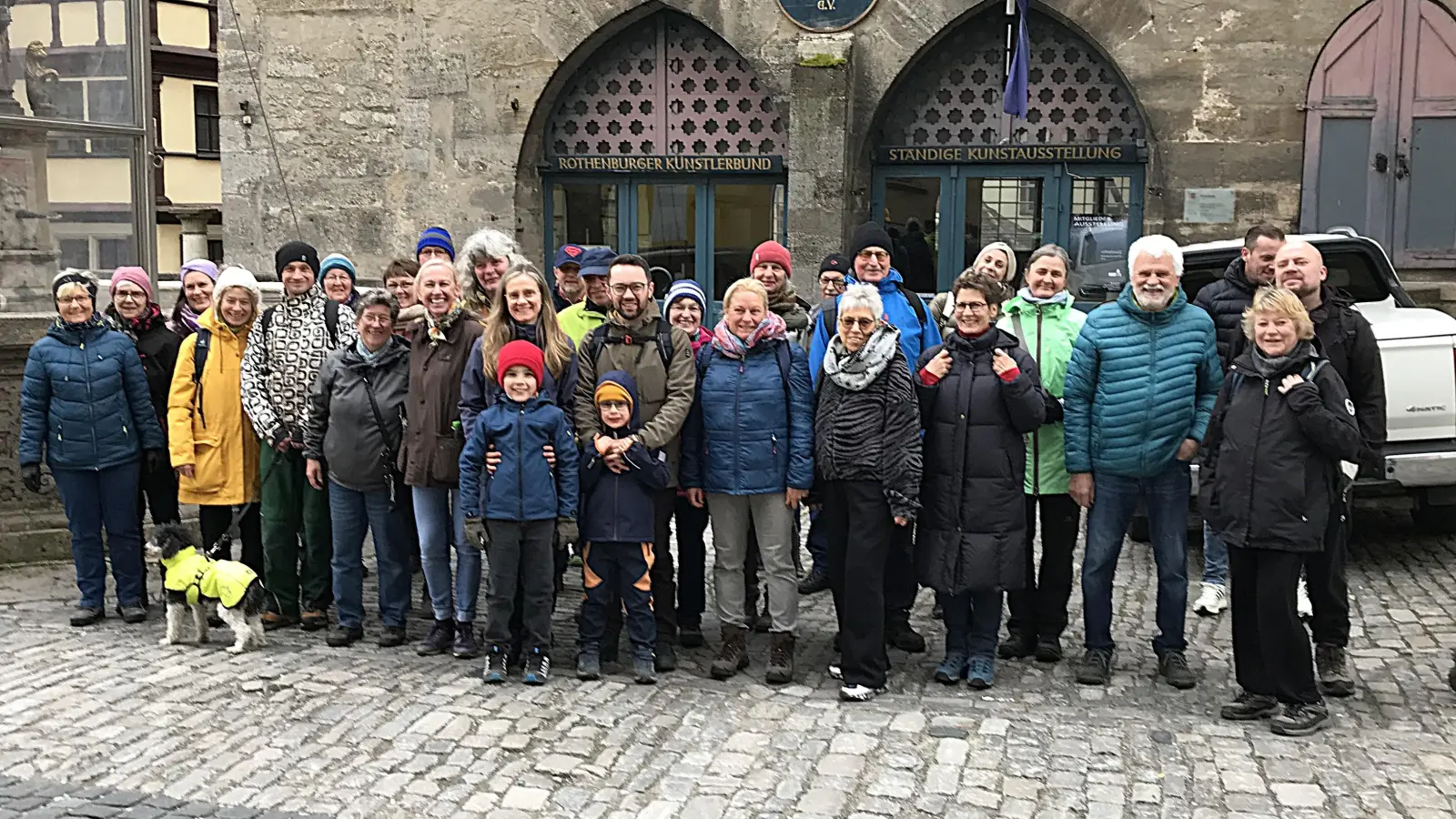 Rund 60 Wanderinnen und Wanderer starteten vom Marktplatz aus in Richtung Taubertal. (Foto: Jutta Striffler)