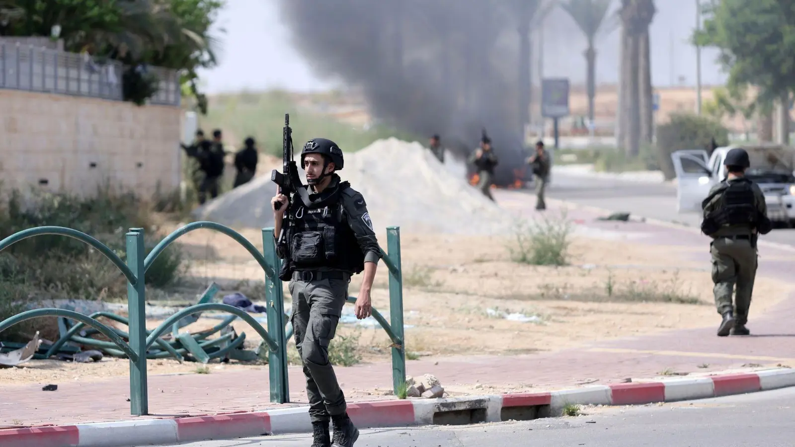 Israelische Soldaten gehen nach dem Hamas-Terrorangriff durch einen Grenzort. (Foto: Ilan Assayag/AP/dpa)