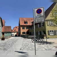 Dürfen Anwohnende ihre Autos hier parken, ohne ein Parkticket zu ziehen? Neue Halteverbotsschilder östlich der Nördlinger Straße sorgten für Verwirrung.  (Foto: Martina Haas)