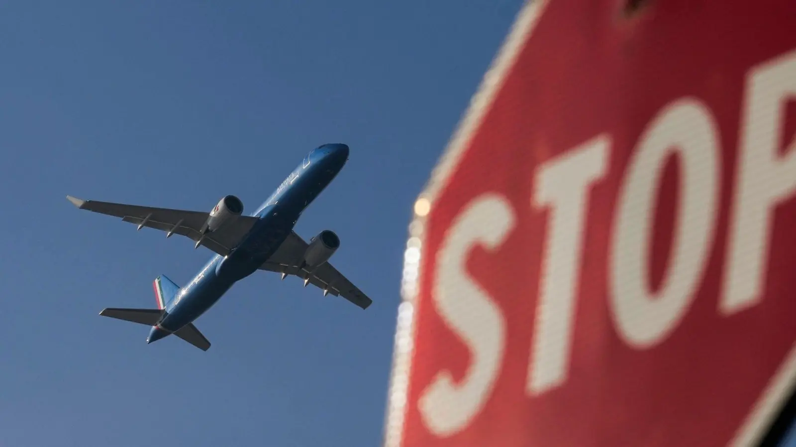 Die EU-Kommission blockiert weiter die  Lufthansa-Übernahme von Ita. (Foto: Luca Bruno/AP/dpa)