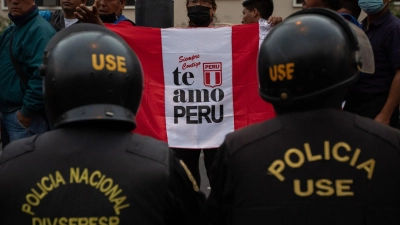 Eine Demonstration von Unterstützern des abgesetzten Präsidenten Castillo am Freitag in Lima. (Foto: Lucas Aguayo Araos/dpa)