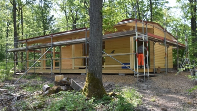 Der Rohbau für die Waldkindergarten-Blockhütte im Mittelwald bei Grappertshofen ist nun errichtet. Der Stadtbauhof war gestern dabei, die Türen einzusetzen. (Foto: Andreas Reum)