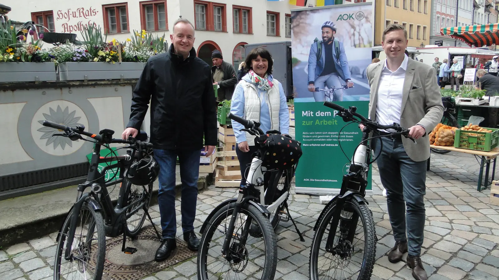 Sie eröffneten offiziell die Aktion „Mit dem Rad zur Arbeit“ (von links): OB Thomas Deffner, Waltraut Kaufmann-Schmider (ADFC) und Michael Surowka (AOK). (Foto: Winfried Vennemann)