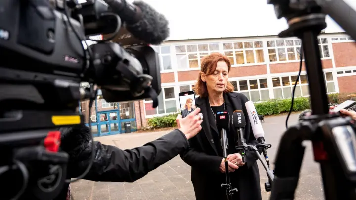 Karin Prien (CDU), Bildungsministerin von Schleswig-Holstein, hat die Schule, auf die die Opfer des Messerangriffs in einem Zug in Brokstedt gingen, besucht. (Foto: Daniel Bockwoldt/dpa/Daniel Bockwoldt)
