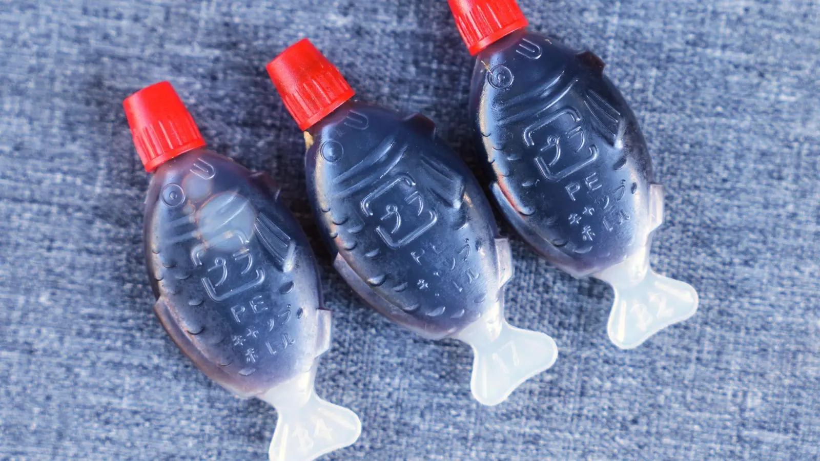 Die kleinen Fischchen mit Sojasoße gehören in Sushi-Läden weltweit zum Angebot – aber sie schaden der Umwelt. (Symbolbild) (Foto: Mark Baker/AP/dpa)