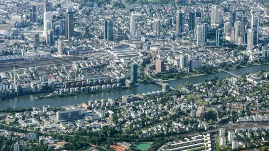 Blick auf die Innenstadt von Frankfurt/Main, aufgenommen aus einem Flugzeug. (Foto: Jan Woitas/dpa/Archivbild)