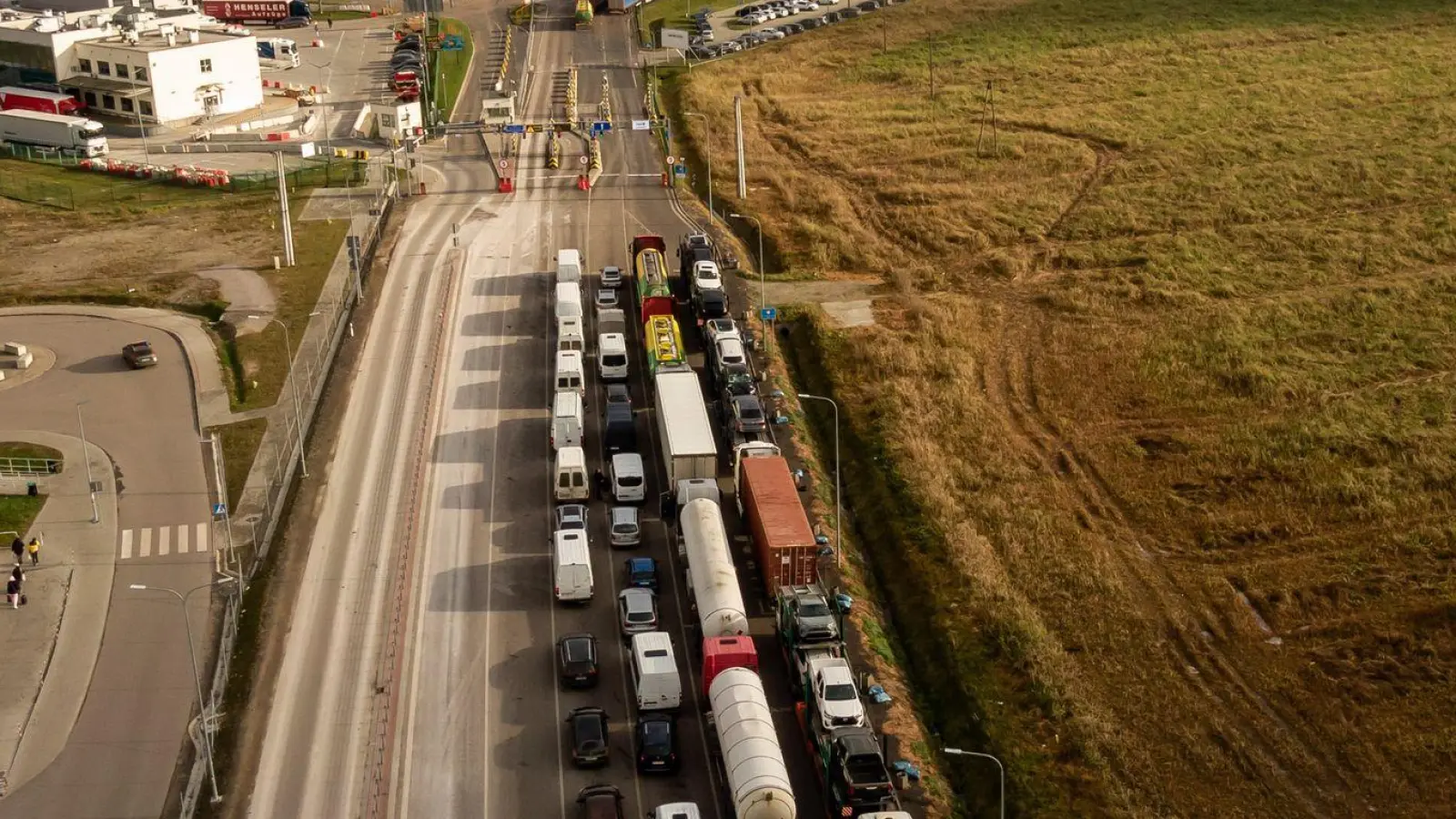 Lastwagen stehen Ende November 2023 in langen Schlangen hintereinander, um die Grenze in Medyka zu überqueren. (Foto: Dominika Zarzycka/SOPA Images via ZUMA Press Wire/dpa)