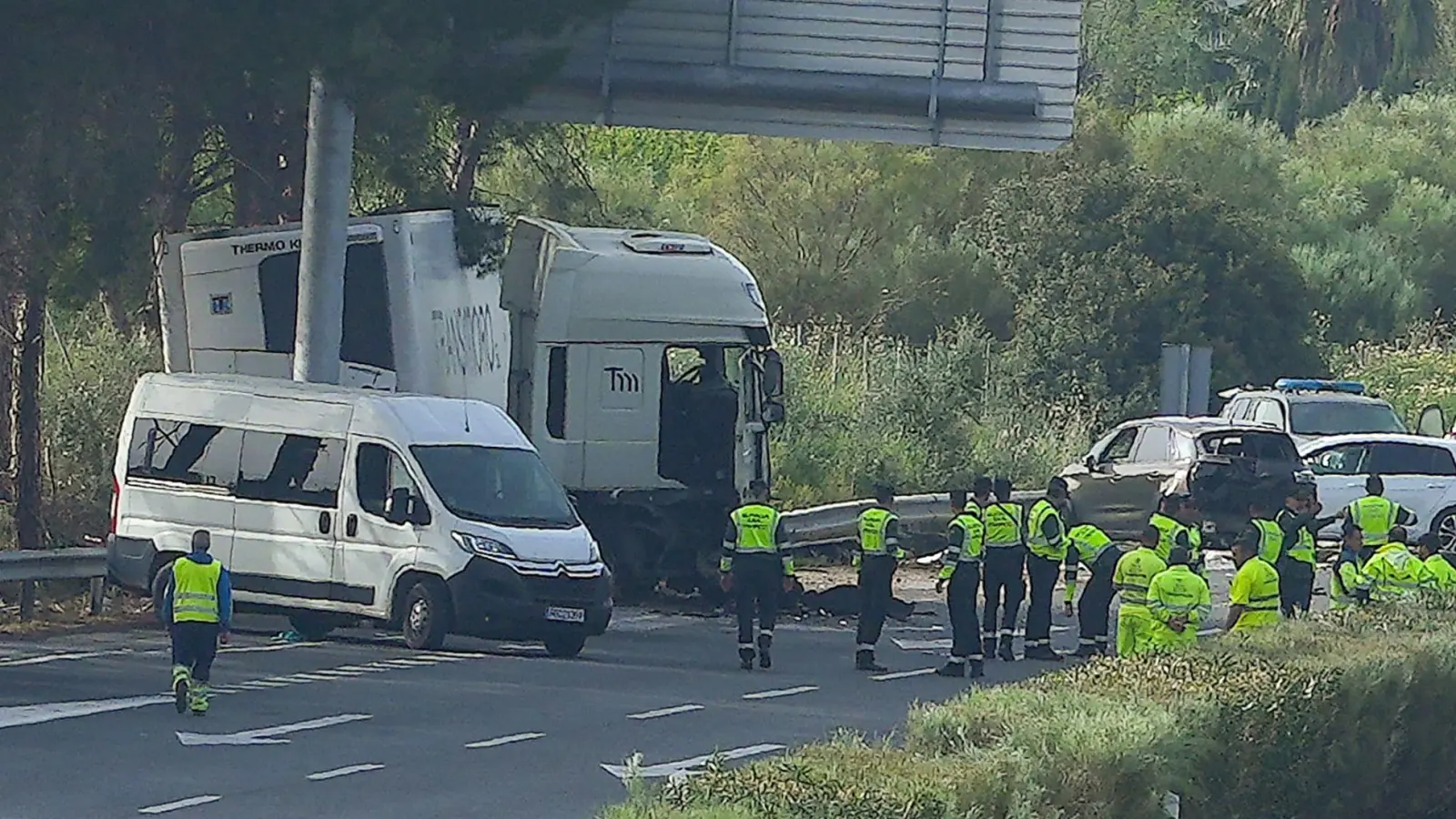 Rettungskräfte an der Unfallstelle an der Autobahn AP-4 unweit von Sevilla im Süden des Landes: Ein LKW erfasste mehrere Menschen. (Foto: Francisco J. Olmo/Europapress/dpa)