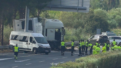 Rettungskräfte an der Unfallstelle an der Autobahn AP-4 unweit von Sevilla im Süden des Landes: Ein LKW erfasste mehrere Menschen. (Foto: Francisco J. Olmo/Europapress/dpa)
