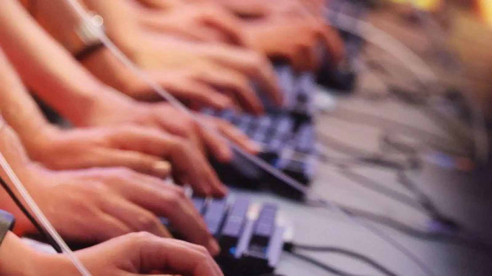 Jung und meist männlich: Besucherinnen und Besucher der Gamescom (Archivbild) (Foto: Oliver Berg/dpa)