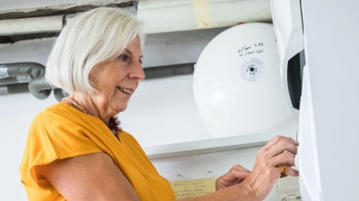 Kurzer Check nach der Zeitumstellung: Stellt sich die Heizungs-Zeitschaltuhr nämlich nicht automatisch auf Sommerzeit um, startet die Anlage morgens zu spät und läuft abends länger als nötig. (Foto: Christin Klose/dpa-tmn)