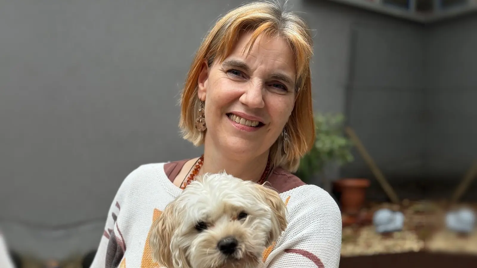 Alrun Schwarz mit Brösel, den die Schulleiterin derzeit zum Schulhund ausbildet.  (Foto: Lara Hausleitner)