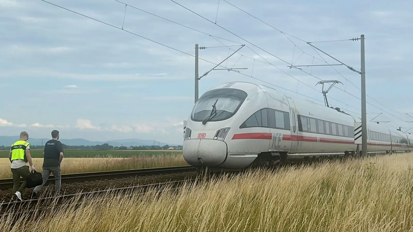 Der Zug blieb auf offener Strecke in Niederbayern stehen. (Foto: Ute Wessels/dpa)