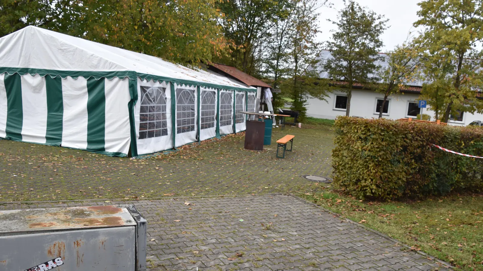 Am Markt Bibarter Festplatz, zwischen den Schaustellerwohnwagen und dem Festzelt, kam es in der Nacht zum Sonntag zu einer folgenschweren Auseinandersetzung. (Foto: Andreas Reum)