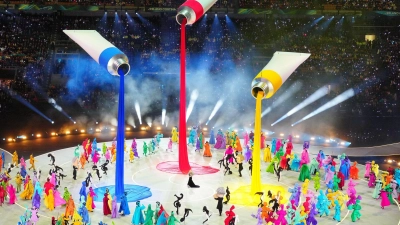 Farbenfroh ging die Eröffnungsfeier über die Bühne. (Foto: Michael Kappeler/dpa)