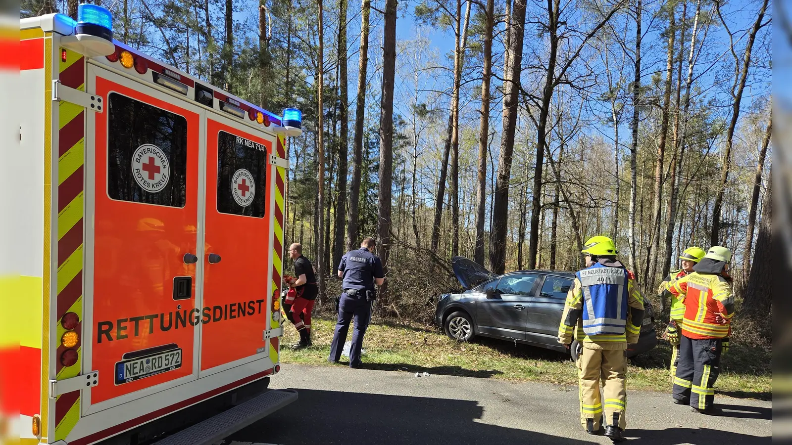 Vermutlich in Folge eines medizinischen Notfalls prallte der Wagen der Frau gegen einen Baum.  (Foto: Rainer Weiskirchen)