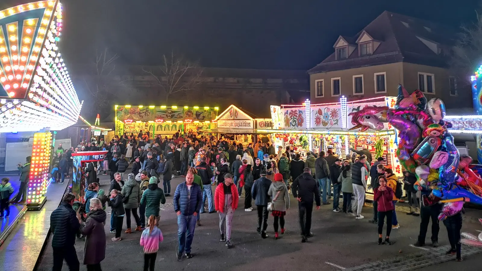Die Herbstmesse lädt zum Bummeln über den Schrannenplatz ein. (Foto: Jürgen Binder)