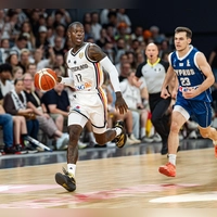 Dennis Schröder ließ sich die Quali-Partie gegen Zypern nicht entgehen. (Foto: Daniel Löb/dpa)