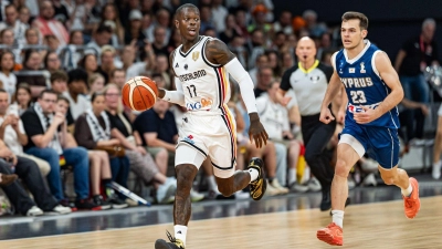 Dennis Schröder ließ sich die Quali-Partie gegen Zypern nicht entgehen. (Foto: Daniel Löb/dpa)