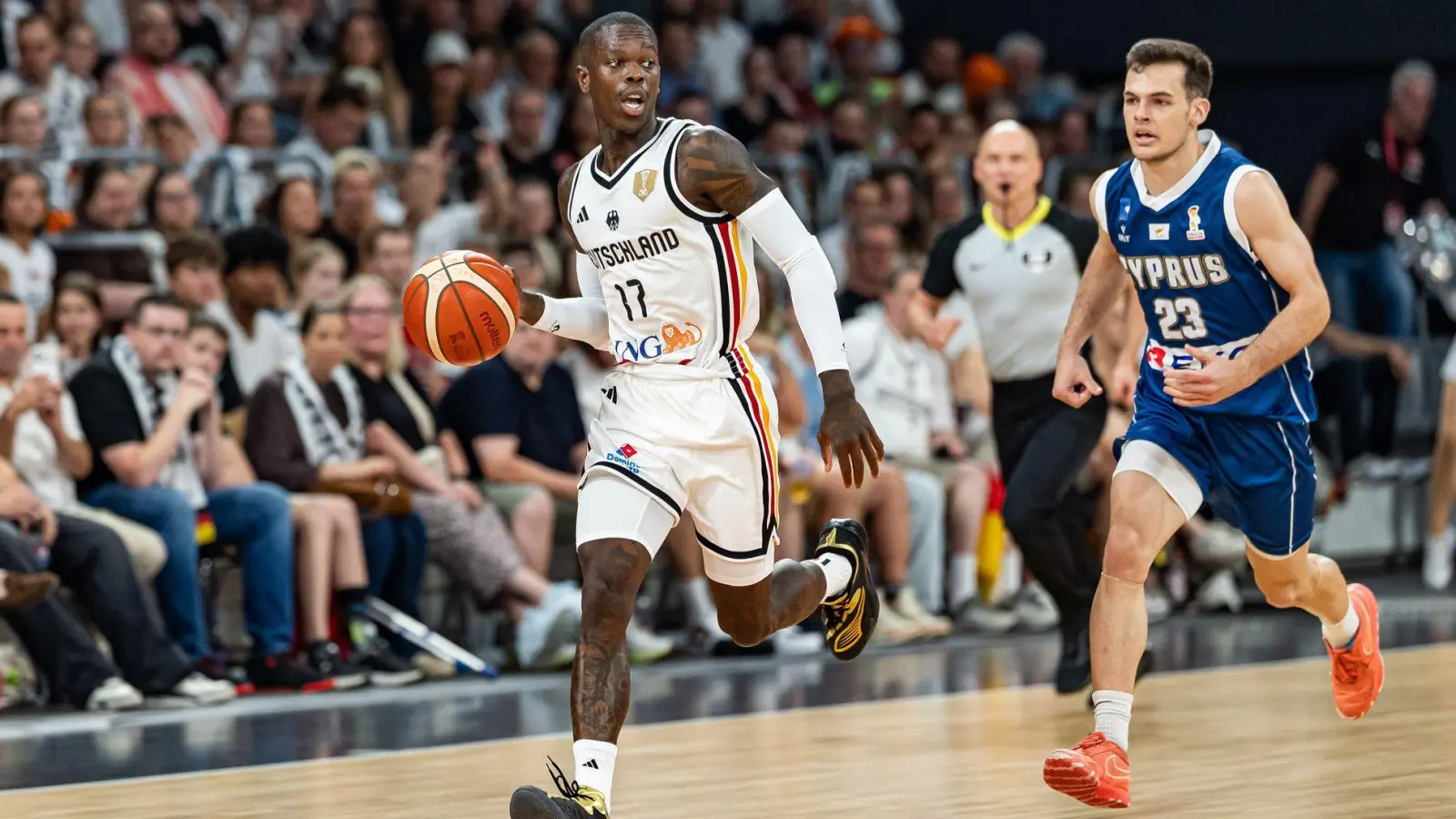 Dennis Schröder ließ sich die Quali-Partie gegen Zypern nicht entgehen. (Foto: Daniel Löb/dpa)
