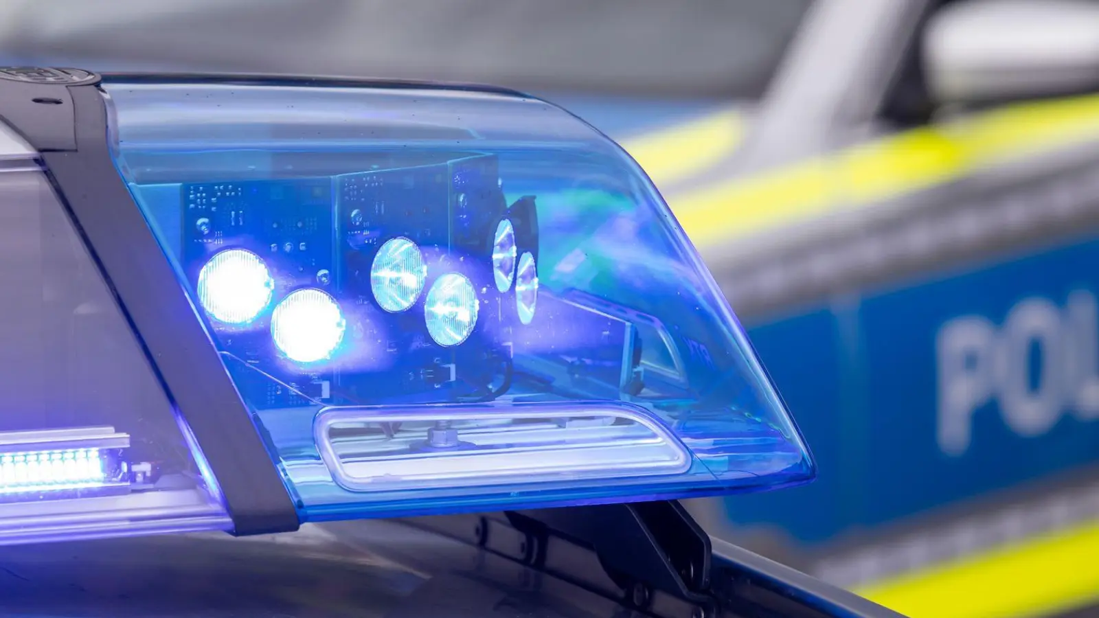 Vier gerufene Polizisten verletzte der 29-Jährige am Sonntagabend. (Symbolbild)  (Foto: Daniel Karmann/dpa)