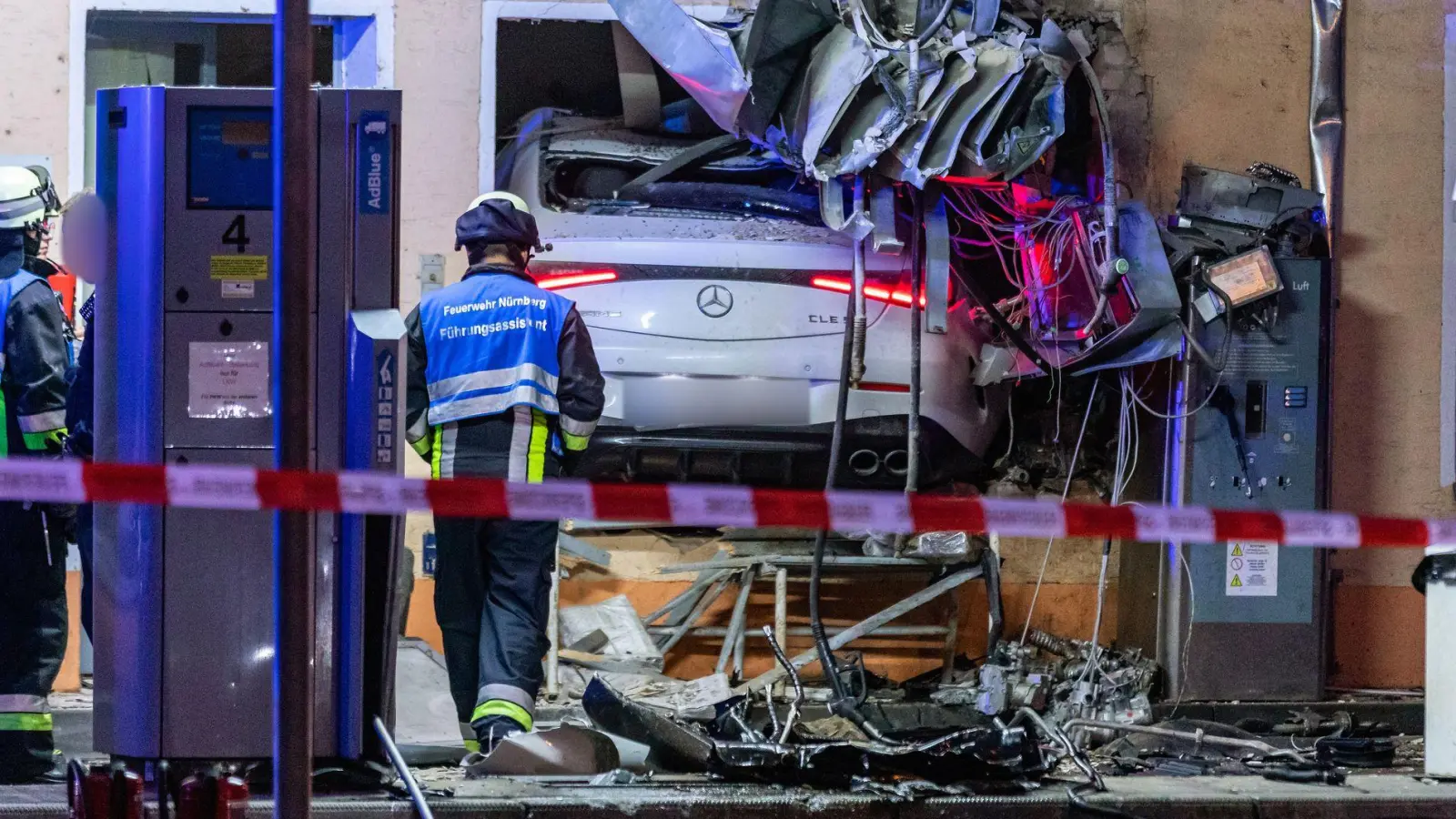 Das Auto muss einen Satz gemacht haben - es steckt im Fenster der Tankstelle.  (Foto: David Osswald/NEWS5/dpa)