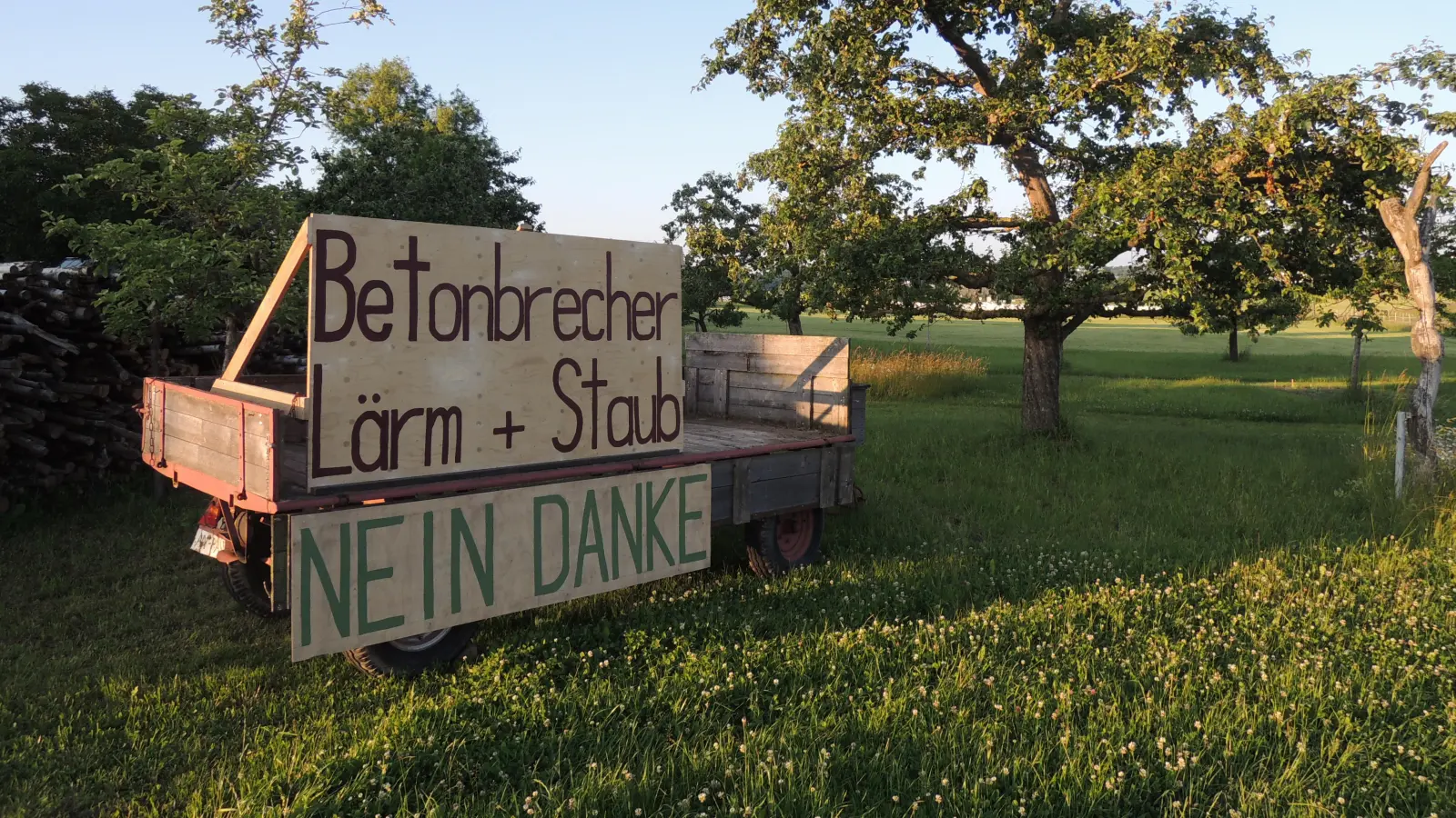 Protest in Esbach: Dieses auf einem Anhänger montierte Schild verdeutlicht die Sorgen von Bürgerinnen und Bürgern. (Foto: Peter Zumach)