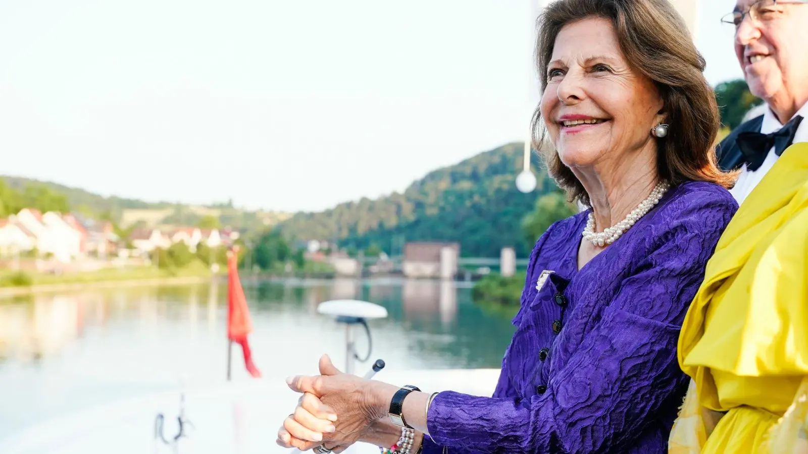 Königin Silvia von Schweden auf einem Boot auf dem Neckar vor Heidelberg. (Foto: Uwe Anspach/dpa)