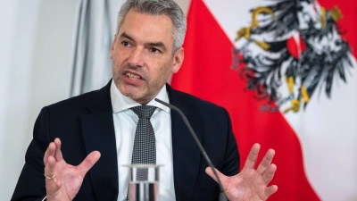 Österreichs Bundeskanzler Karl Nehammer führt seine Amtsgeschäfte derzeit von zu Hause aus fort. (Foto: Lisa Leutner/AP/dpa)