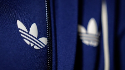 Trotz einer komplizierten Weltlage hat der Sportartikelkonzern Adidas eines der besten Quartale der Firmengeschichte hingelegt (Archivbild).  (Foto: Daniel Karmann/dpa)